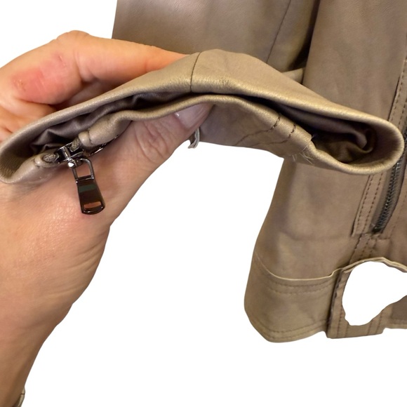 St. John Women's Taupe Lightweight Leather Jacket sz 4 - Picture 6 of 16